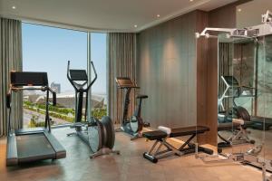 The St. Regis Kuwait في الكويت: صالة رياضية مع معدات ممارسة الرياضة في غرفة الفندق +49 صورة