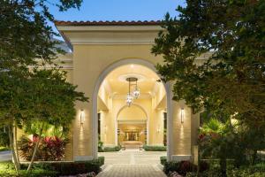 uma entrada para um edifício com uma arcada em JW Marriott Miami Turnberry Resort & Spa em Aventura