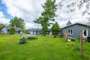 a yard with a picnic table and a house at Motel Fleur de Lys in Magog-Orford