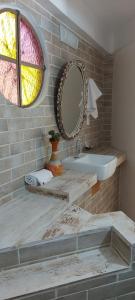 y baño con lavabo y espejo. en Pousada Charitas Saint Malo en Niterói