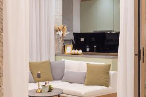 uma sala de estar com um sofá branco e uma mesa em Sun n Salt Private Villas em Agios Georgios Pagon