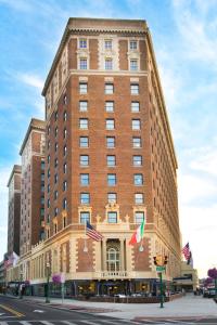 um edifício alto de tijolos vermelhos numa rua da cidade em Marriott Syracuse Downtown em Syracuse