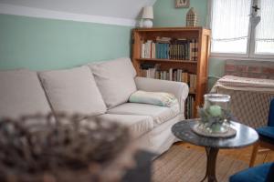 Green Chalet في فيريسيغيهاز: غرفة معيشة مع أريكة وطاولة