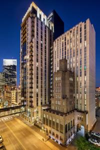 ミネアポリスにあるHotel Ivy, a Luxury Collection Hotel, Minneapolisの夜の街の高層ビル2棟の眺望