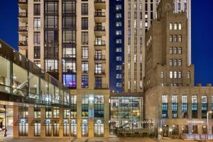 widok na budynek z wysokimi budynkami w obiekcie Hotel Ivy, a Luxury Collection Hotel, Minneapolis w mieście Minneapolis
