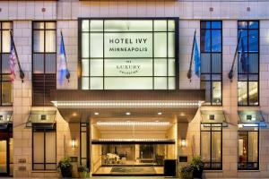 Hotel Ivy, a Luxury Collection Hotel, Minneapolis في مينيابوليس: فندق mgm minneapolis مع أعلام أمامه