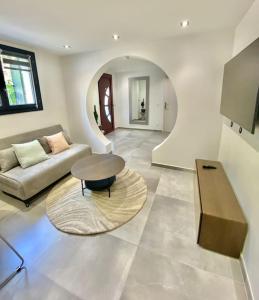 Zdjęcie z galerii obiektu REZ de VILLA STÉPHAN moderne avec SPA/JACUZZI 4pax w Fréjus