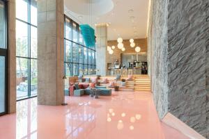 eine Lobby eines Gebäudes mit rosafarbenen Böden in der Unterkunft RYSE, Autograph Collection by Marriott in Seoul