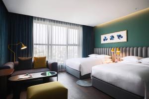 Ein Bett oder Betten in einem Zimmer der Unterkunft RYSE, Autograph Collection by Marriott