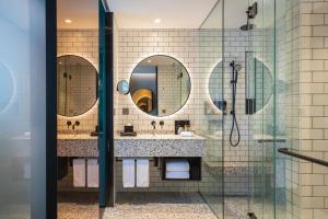 Ein Badezimmer in der Unterkunft RYSE, Autograph Collection by Marriott