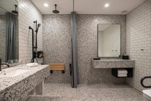 Ein Badezimmer in der Unterkunft RYSE, Autograph Collection by Marriott