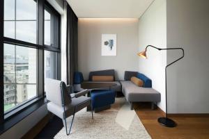 Ein Sitzbereich in der Unterkunft RYSE, Autograph Collection by Marriott