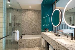 Ein Badezimmer in der Unterkunft RYSE, Autograph Collection by Marriott
