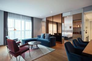 Ein Sitzbereich in der Unterkunft RYSE, Autograph Collection by Marriott