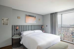 Ein Bett oder Betten in einem Zimmer der Unterkunft RYSE, Autograph Collection by Marriott