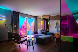 Ein Sitzbereich in der Unterkunft RYSE, Autograph Collection by Marriott