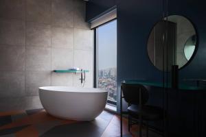 Ein Badezimmer in der Unterkunft RYSE, Autograph Collection by Marriott