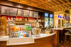a restaurant with a counter with a lot of drinks at Courtyard by Marriott Fort Walton Beach-West Destin in Fort Walton Beach