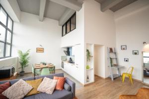 Televízia a/alebo spoločenská miestnosť v ubytovaní WELCOME LOFT