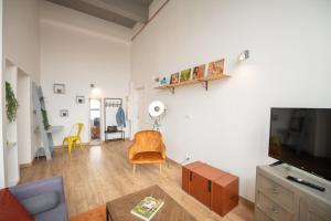 Televízia a/alebo spoločenská miestnosť v ubytovaní WELCOME LOFT