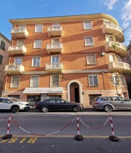 un edificio con coches estacionados frente a él en AZZURRA Ridi Che Ti Passa, en Alassio