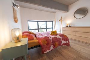 um quarto com uma cama com um urso de peluche em WELCOME LOFT em Saint-Étienne