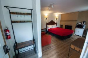 a room with a bed and a room with a kitchen at Motel Fleur de Lys in Magog-Orford