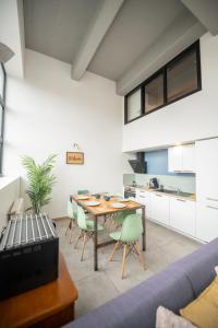 Kuchyňa alebo kuchynka v ubytovaní WELCOME LOFT