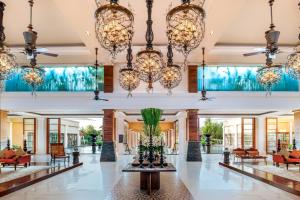 努沙杜瓦的住宿－巴厘島瑞吉度假村，度假酒店的大堂配有吊灯。