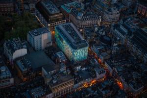 una vista aérea de una ciudad por la noche en W London, en Londres