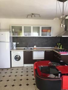 a kitchen with a sink and a table in it at Valentina Platja in Sant Antoni de Calonge