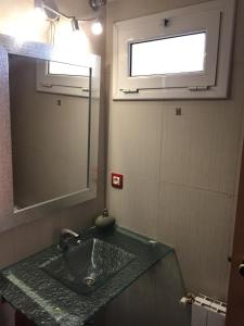 un baño con lavabo y espejo en Valentina Platja, en Sant Antoni de Calonge