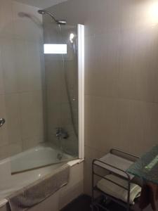 un baño con ducha y bañera en Valentina Platja, en Sant Antoni de Calonge 5 fotos más