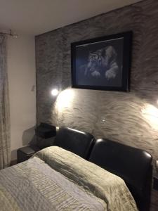 Un dormitorio con una cama y un cuadro en la pared. en Valentina Platja, en Sant Antoni de Calonge