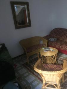 salon z kanapą i stołem w obiekcie Casa Bocchigliero 