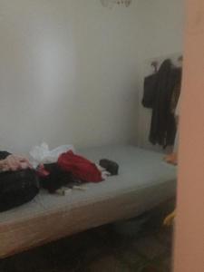 łóżko z garścią ubrań w obiekcie Casa Bocchigliero 