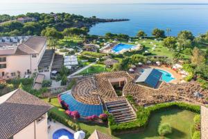 einen Luftblick auf ein Resort mit einem Pool in der Unterkunft The St. Regis Mardavall Mallorca Resort in Portals Nous
