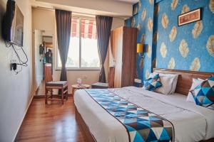 una camera con un letto con una parete blu di The Sarai, Hotel a Jaipur