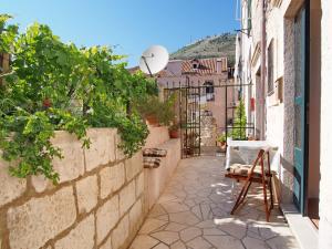 an alley with a basketball hoop on a building at Apartment Kameo in Dubrovnik