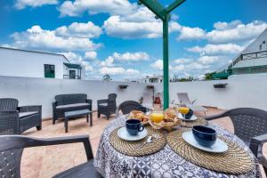 een tafel met een kom eten op een patio bij Casa Gemma-quiet and relaxing place in Costa Teguise