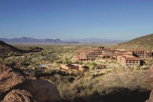 un complejo en el desierto con montañas en el fondo en The Ritz-Carlton, Dove Mountain, en Marana