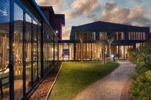 una vista exterior de un edificio con ventanas de cristal en Sheraton Cascais Resort - Hotel & Residences en Cascais