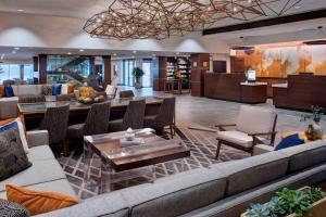 um lobby de um hotel com sofás e mesas em Kansas City Airport Marriott em Kansas City
