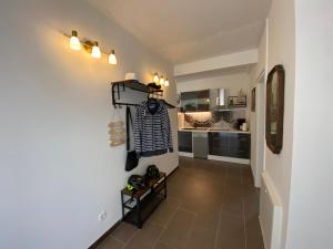 a room with a hallway with a kitchen at Ferienwohnung "Seeperle" Marina Mücheln Geiseltalsee in Mücheln