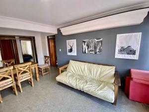 Barraquero的住宿－Vivi Mendoza，客厅配有沙发和桌子