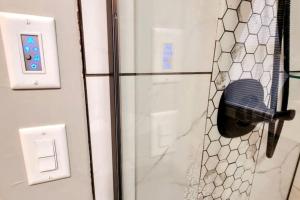 szklane drzwi lodówki z koszem na śmieci w obiekcie Luxury Listing - 92 Walkable Score Downtown Kzoo w mieście Kalamazoo