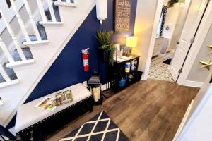 卡拉馬祖的住宿－Luxury Listing - 92 Walkable Score Downtown Kzoo，带沙发和蓝色墙壁的楼梯