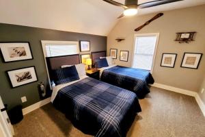 a bedroom with two beds and a ceiling fan at Luxury Listing - 92 Walkable Score Downtown Kzoo in Kalamazoo