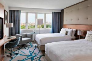 Un pat sau paturi într-o cameră la Vienna Marriott Hotel