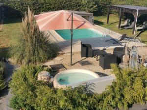 Bazén v ubytování Gîte du Curnolo 3* pour 4/6pers avec spa, piscine nebo v jeho okolí
